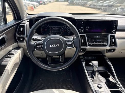 Used 2023 Kia Sorento S w/ Panoramic Sunroof Package AWD/4WD image 17