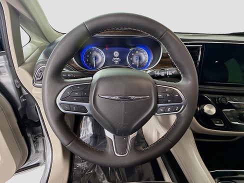 Used 2024 Chrysler Pacifica Limited image 13