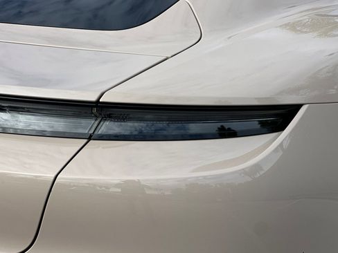 Used 2022 Porsche Taycan image 27