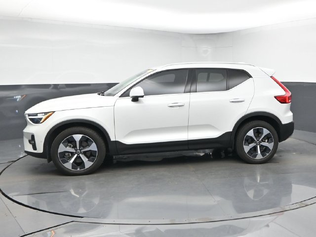 Used 2024 Volvo XC40 B5 Plus AWD/4WD image 4