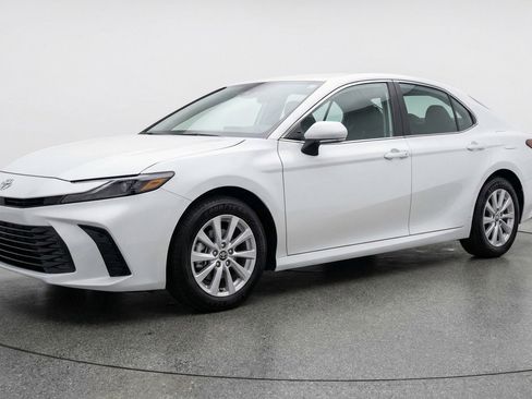 Used 2025 Toyota Camry LE image 3