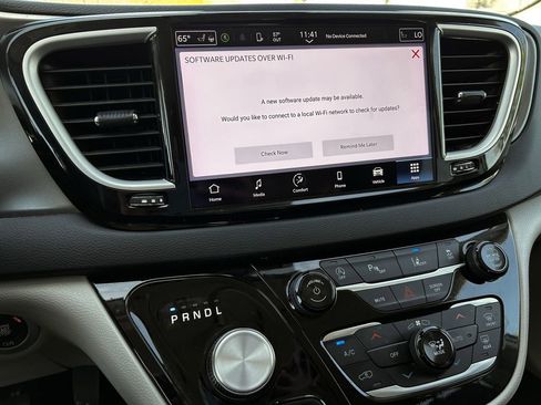 Used 2024 Chrysler Pacifica Touring-L image 19