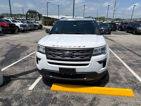 Used 2018 Ford Explorer XLT w/ Equipment Group 202A AWD/4WD image 3