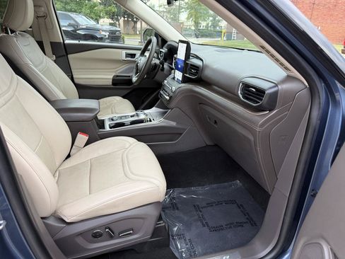 Used 2020 Ford Explorer Platinum w/ Premium Technology Package AWD/4WD image 32