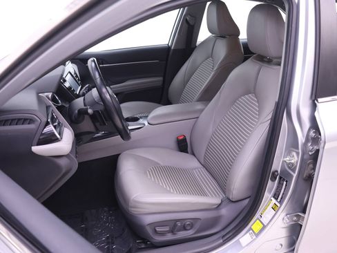 Used 2020 Toyota Camry SE FWD image 4