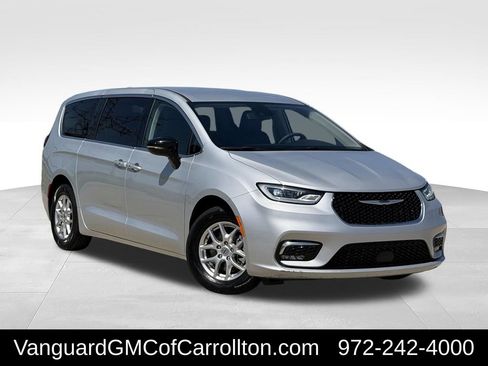 Used 2024 Chrysler Pacifica Touring-L FWD image 2