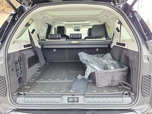 New 2026 Land Rover Discovery Limited Edition image 13