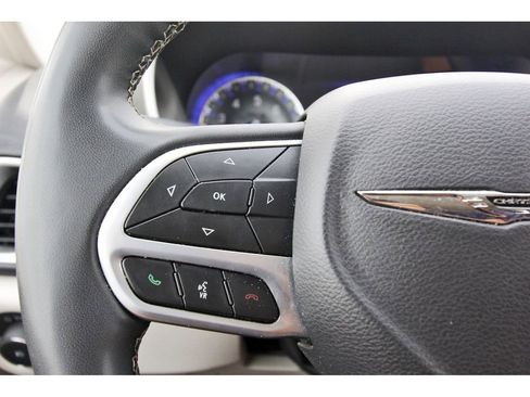 Used 2023 Chrysler Pacifica Touring-L image 16