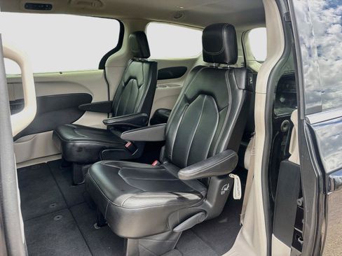 Used 2023 Chrysler Pacifica Touring-L FWD image 23
