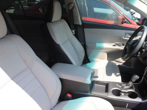 Used 2015 Toyota Camry SE FWD image 4