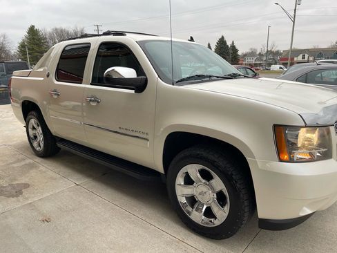 Used 2013 Chevrolet Avalanche LTZ image 8