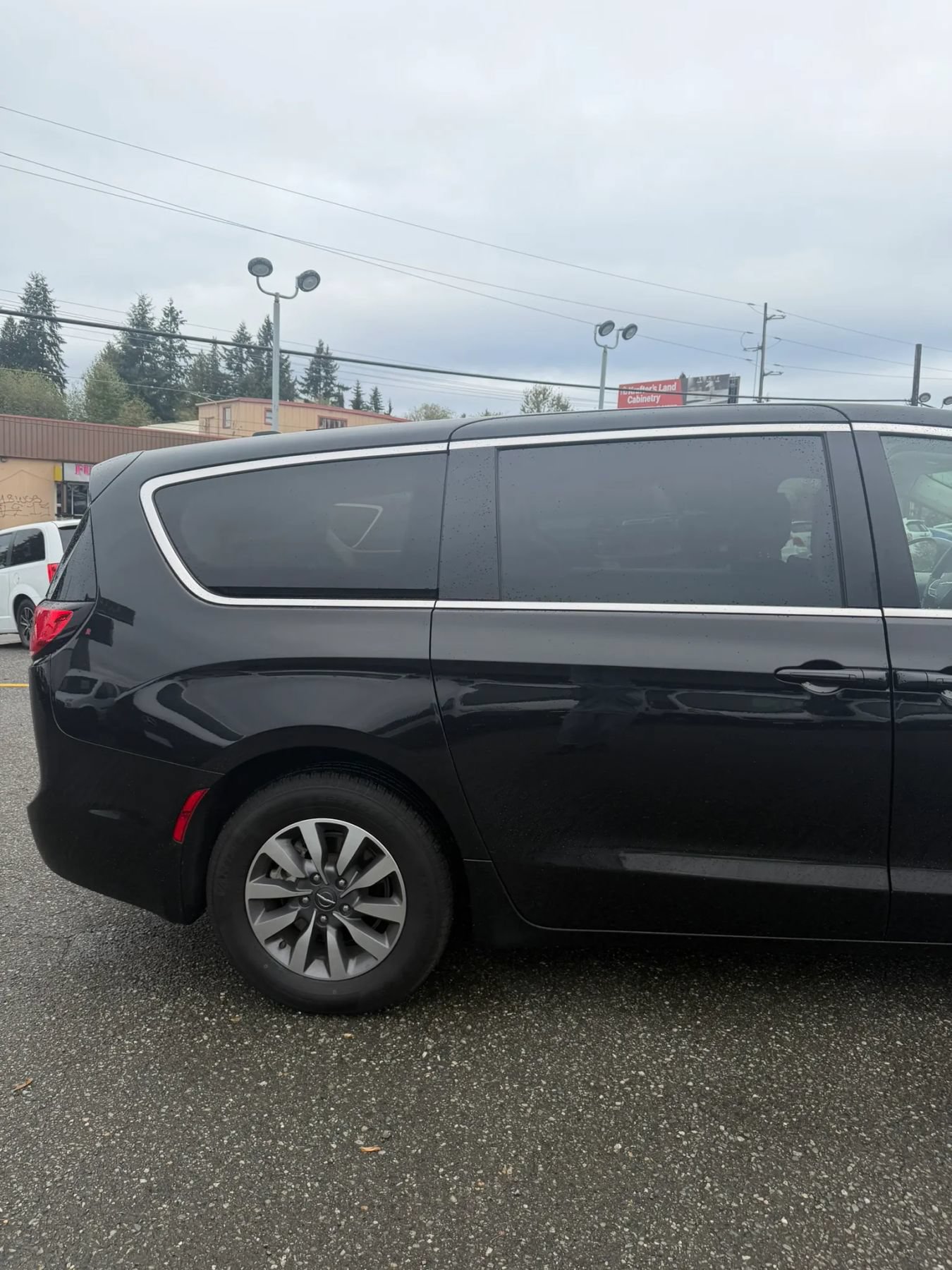 Used 2023 Chrysler Pacifica Touring-L FWD image 5