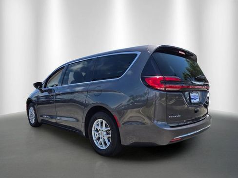 Used 2023 Chrysler Pacifica Touring-L FWD image 3