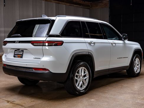 Used 2023 Jeep Grand Cherokee Laredo AWD/4WD image 9