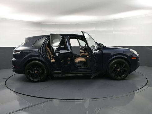 Certified 2025 Porsche Cayenne AWD/4WD image 34