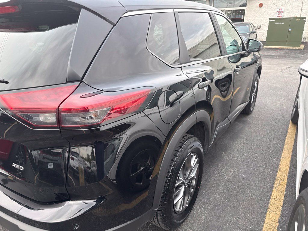 Used 2024 Nissan Rogue S AWD/4WD image 4