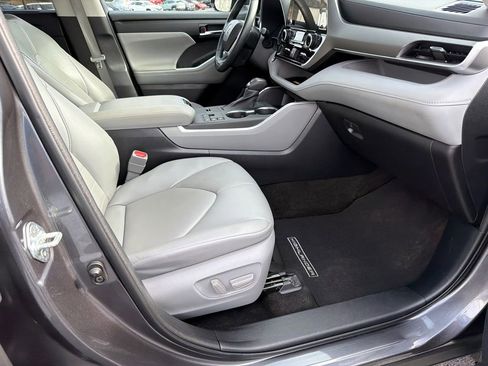Used 2023 Toyota Highlander XLE AWD/4WD image 13