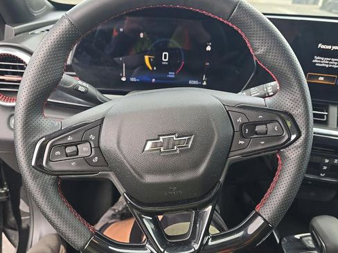 Used 2025 Chevrolet Trax RS FWD image 9