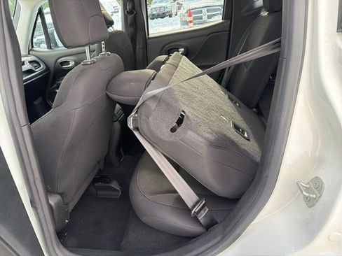 Used 2023 Jeep Renegade Latitude image 30