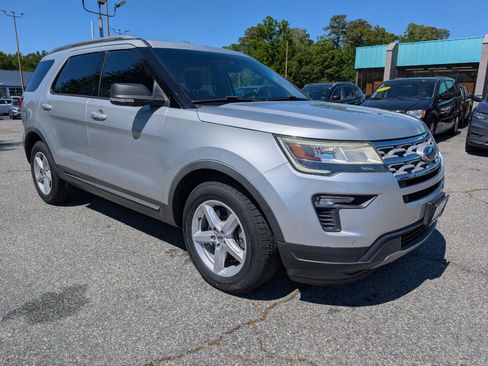 Used 2019 Ford Explorer XLT w/ Equipment Group 202A FWD image 8