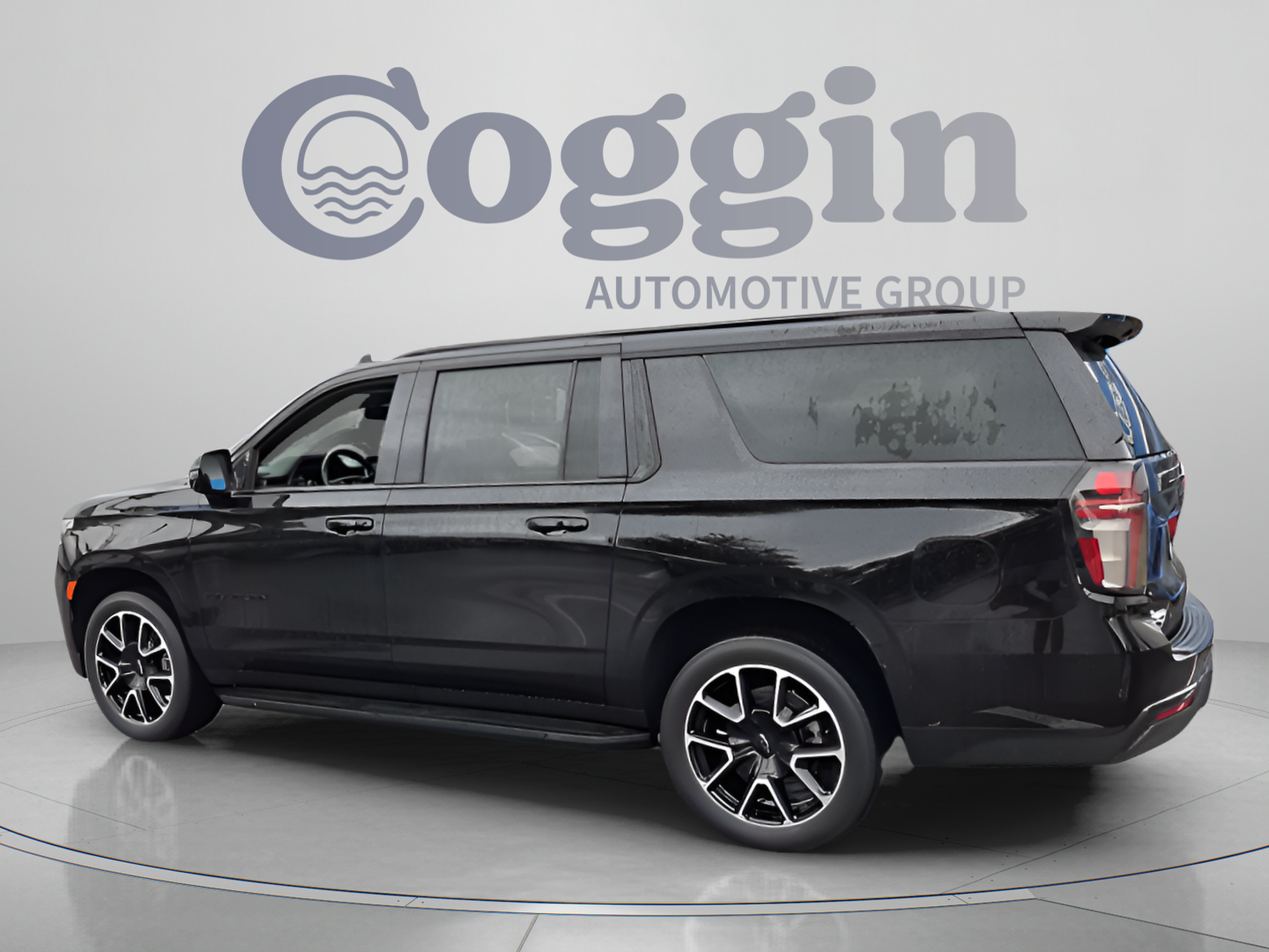 Used 2023 Chevrolet Suburban RST w/ Luxury Package RWD image 3