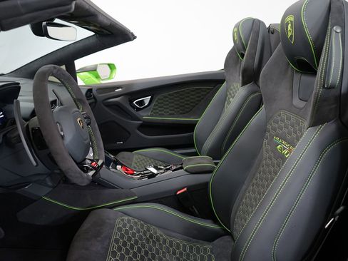 Used 2024 Lamborghini Huracan EVO image 24