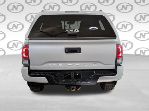 Used 2022 Toyota Tacoma TRD Sport w/ TRD Premium Sport Package AWD/4WD image 32