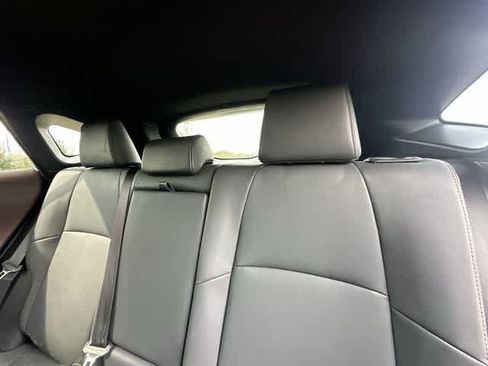 Used 2022 Toyota Venza XLE image 16