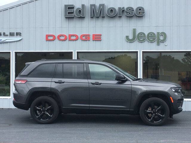Used 2023 Jeep Grand Cherokee Altitude AWD/4WD image 2