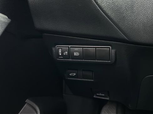 Used 2023 Toyota Corolla Cross XLE w/ Convenience Package FWD image 31