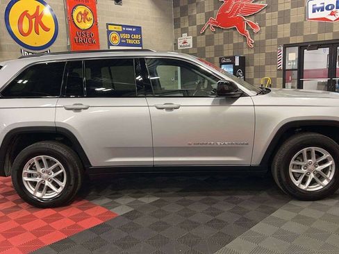 Used 2024 Jeep Grand Cherokee Laredo X AWD/4WD image 11