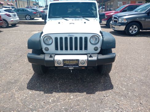 Used 2016 Jeep Wrangler Unlimited Sahara w/ Connectivity Group AWD/4WD image 2