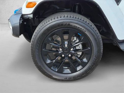 Used 2022 Jeep Wrangler Unlimited Sahara w/ Cold Weather Group AWD/4WD image 9