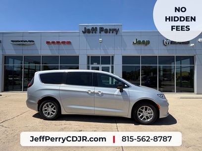 New 2026 Chrysler Pacifica Select