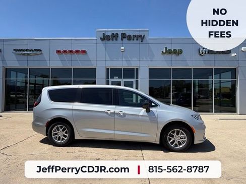 New 2026 Chrysler Pacifica Select FWD image 1
