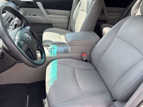Used 2012 Toyota Highlander FWD image 11