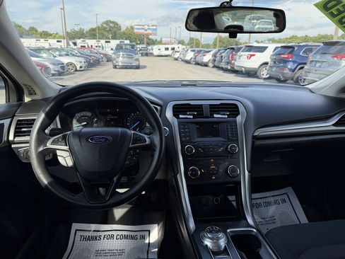 Used 2017 Ford Fusion SE FWD image 17