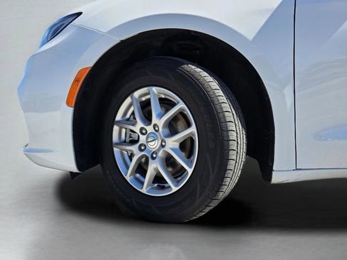Used 2024 Chrysler Pacifica Touring-L image 39