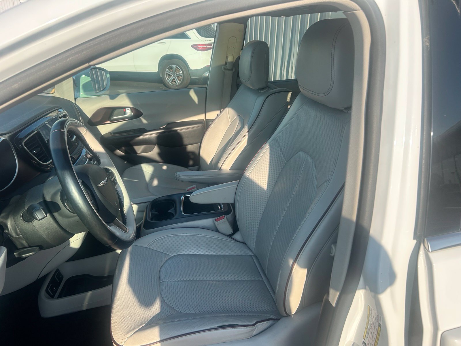 Used 2017 Chrysler Pacifica Limited w/ UConnect Theater Package FWD image 18
