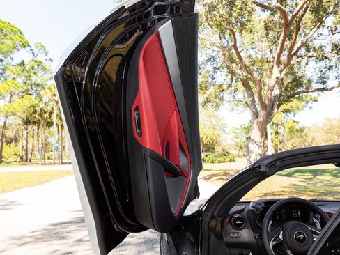 Used 2024 McLaren 750S Spider image 40