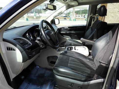 Used 2014 Chrysler Town & Country Touring-L image 30
