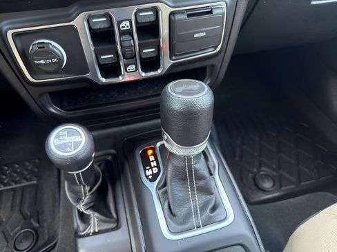 Used 2022 Jeep Wrangler Unlimited Sahara w/ Cold Weather Group image 16