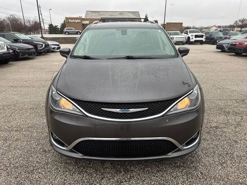 Used 2018 Chrysler Pacifica Touring-L image 2