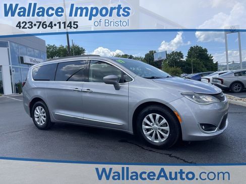 Used 2017 Chrysler Pacifica Touring-L FWD image 1