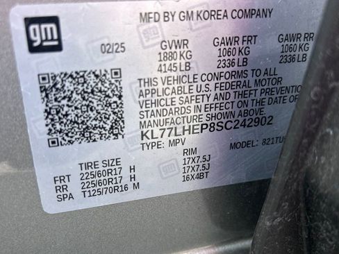 Used 2025 Chevrolet Trax LT w/ LT Convenience Package FWD image 3