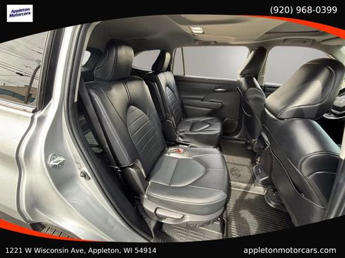 Used 2022 Toyota Highlander XLE AWD/4WD image 46