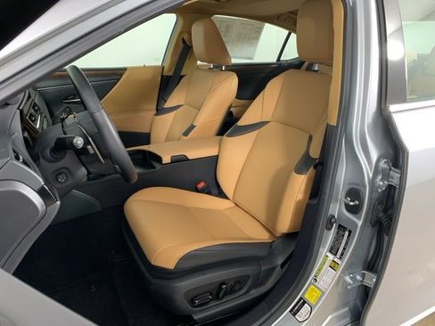 Used 2025 Lexus ES 300h w/ Premium Package image 31