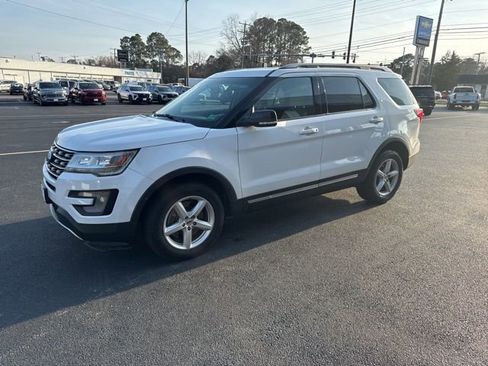 Used 2016 Ford Explorer XLT w/ Equipment Group 201A image 3
