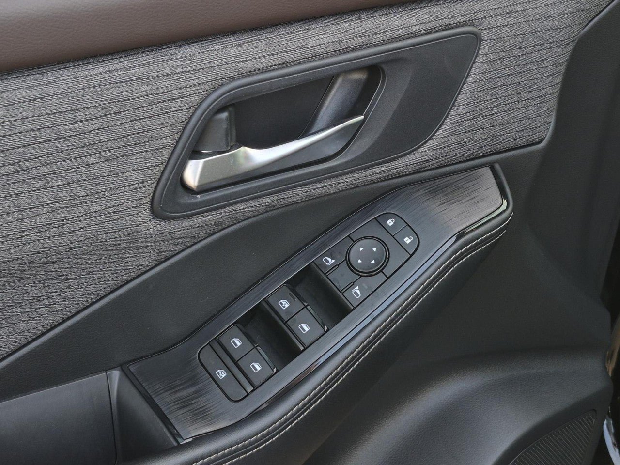 Used 2023 Nissan Rogue SV FWD image 12