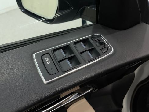 Used 2018 Jaguar F-PACE Premium image 17